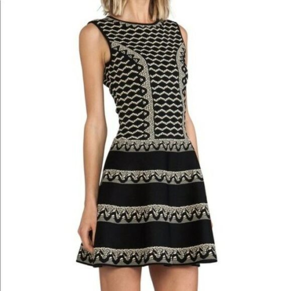 A bcbgmaxazria jacquard-knit pattern bodycon dress. SIZE MEDUIM - Picture 2 of 4